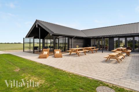 Stor terrass i lyxstuga nr 546 i Limfjorden.