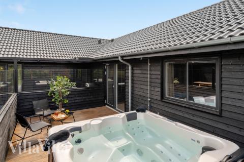 Lyxstuga nr 546 erbjuder bland annat ett härligt spabad