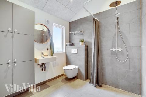 Ett duschrum finns i lyxstuga nr 546 för 30 personer.