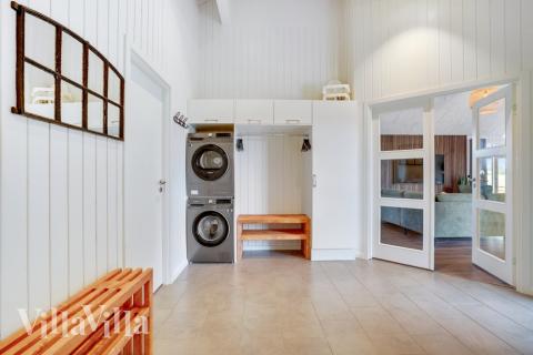 Den rymliga entrén i lyxstuga nr 546 i Limfjorden