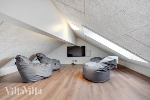 Några av de 30 sovplatserna finns på loftet i lyxstuga nr 546