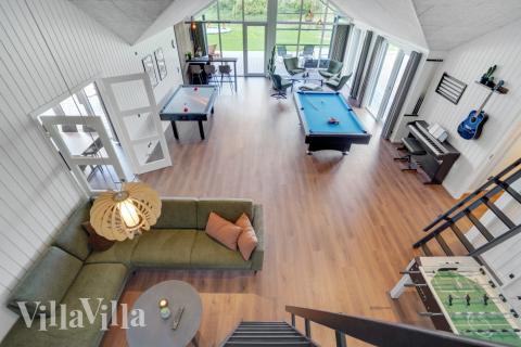 Förutom de många timmar som du kan tillbringa i stugans poolavdelning erbjuder lyxstuga 546 även biljard, bordtennis och dart