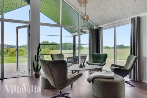 I soffhörnan i lyxstuga 546 i Limfjorden kan ni spela brädspel eller titta på film tillsammans.