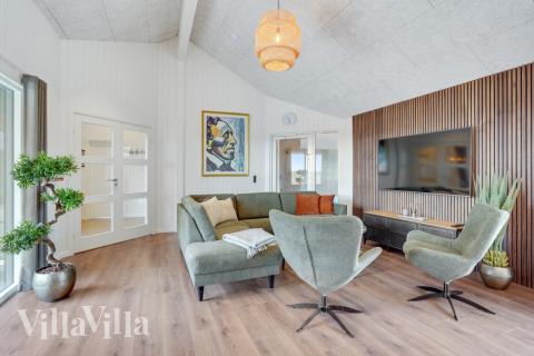 När ni besöker lyxhus nr 546 kan ni mysa tillsammans i sofforna.