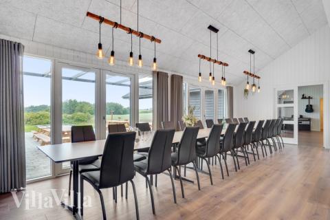 Det stora ljusa vardagsrummet i lyxstuga nr 546 för 30.