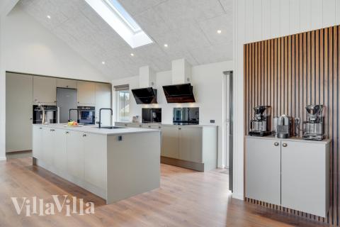 Köket i lyxstuga nr 546 är utrustat så att ni kan laga mat till 30 personer.