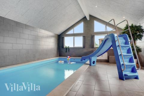 Sommarstuga 546 är inredd med en smakfull poolavdelning som har vattenrutschbana, ett stort inbyggt spapad och bastu