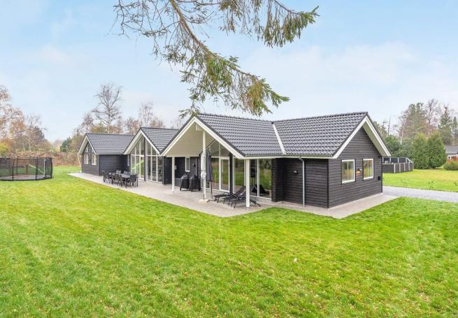 Den praktfulla poolstugan nr 543 med plats för 16 personer ligger i Lolland/Falster/Møn