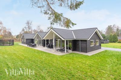 Den praktfulla poolstugan nr 543 med plats för 16 personer ligger i Lolland/Falster/Møn