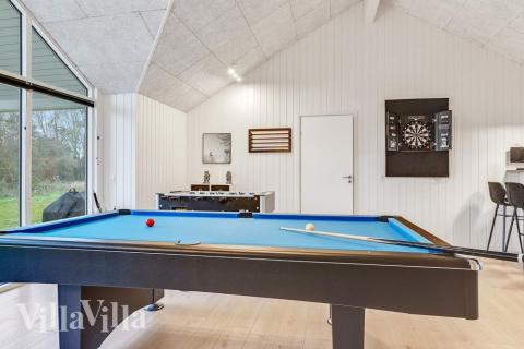 Lyxstuga 543 för 16 personer har ett stort aktivitetsrum med bl.a. biljard och dart