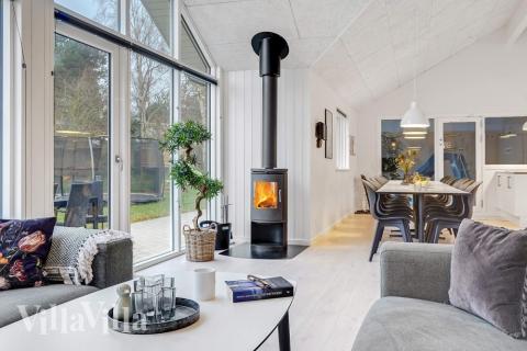 Det stora ljusa vardagsrummet i lyxstuga nr 543 för 16.