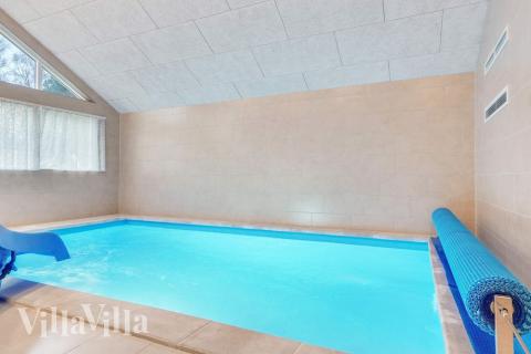 Sommarstuga 543 är inredd med en smakfull poolavdelning som har vattenrutschbana, ett stort inbyggt spapad och bastu