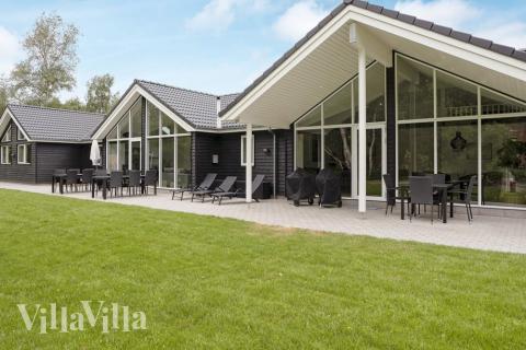 Lyxstuga nr 543 har en härlig terrass med sköna trädgårdsmöbler för 16 personer.