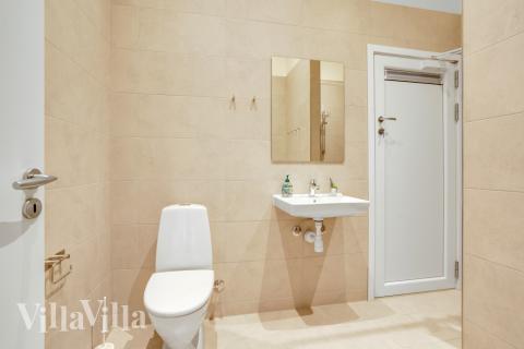 Ett duschrum finns i lyxstuga nr 544 för 14 personer.