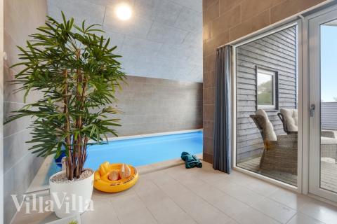 Den härliga poolen i lyxstuga nr 544 för 14 personer