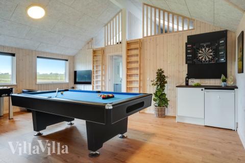 Lyxstuga 544 för 14 personer har ett stort aktivitetsrum med bl.a. biljard och dart
