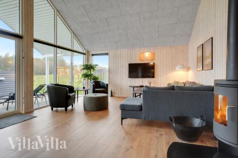 I soffhörnan i lyxstuga 544 i Østjylland kan ni spela brädspel eller titta på film tillsammans.