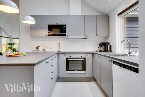 Köket i lyxstuga nr 544 är utrustat så att ni kan laga mat till 14 personer.