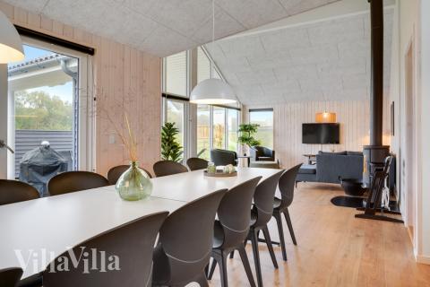 Det stora ljusa vardagsrummet i lyxstuga nr 544 för 14.