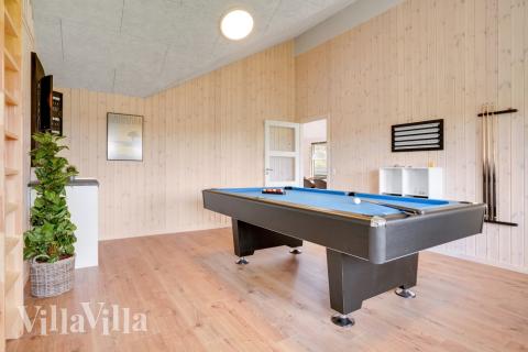 Förutom de många timmar som du kan tillbringa i stugans poolavdelning erbjuder lyxstuga 544 även biljard, bordtennis och dart