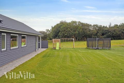 Till den trevliga sommarstugan nr 544 i Østjylland erbjuds en mängd utomhusaktiviteter, t.ex. lektorn och gungor