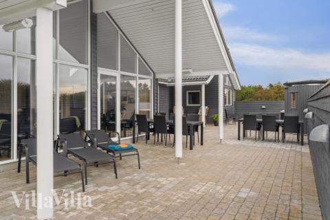 Lyxstuga nr 544 har en härlig terrass med sköna trädgårdsmöbler för 14 personer.