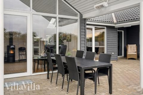 På terrassen i sommarhus nr 544 finns det plats för upp till 14 gäster.