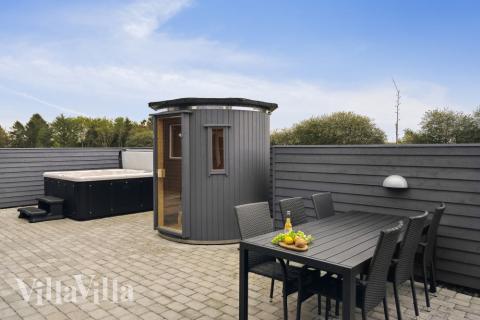 Stor terrass i lyxstuga nr 544 i Østjylland.