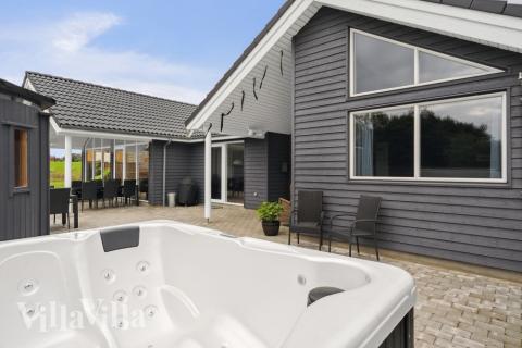 Njut av spabadets värme i lyxstuga nr 544 i Østjylland