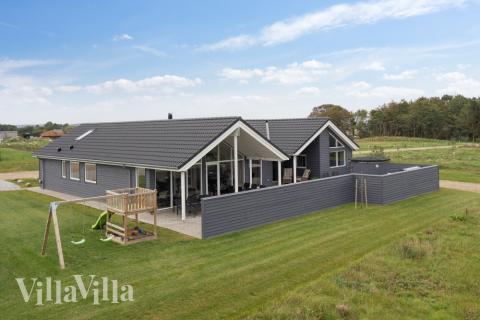 Den praktfulla poolstugan nr 544 med plats för 14 personer ligger i Østjylland