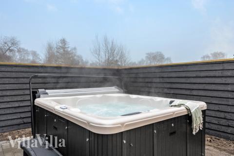 Njut av spabadets värme i lyxstuga nr 549 i Nordsjälland