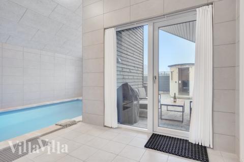 Den härliga poolen i lyxstuga nr 549 för 14 personer