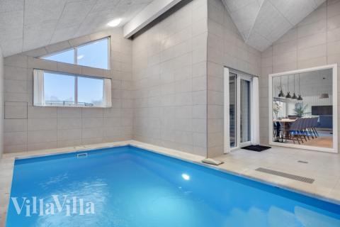 Sommarstuga 549 är inredd med en smakfull poolavdelning som har vattenrutschbana, ett stort inbyggt spapad och bastu