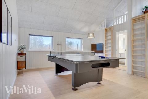 Förutom de många timmar som du kan tillbringa i stugans poolavdelning erbjuder lyxstuga 549 även biljard, bordtennis och dart