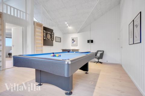 Lyxstuga 549 för 14 personer har ett stort aktivitetsrum med bl.a. biljard och dart