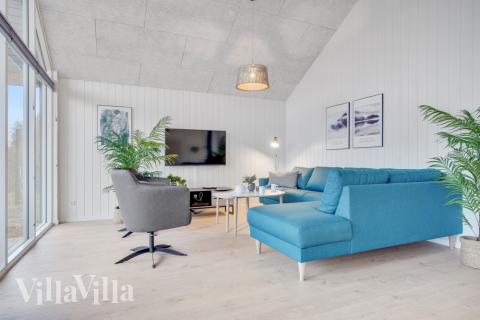 I soffhörnan i lyxstuga 549 i Nordsjälland kan ni spela brädspel eller titta på film tillsammans.