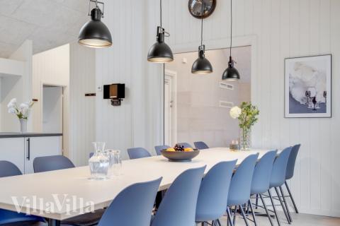 Det stora ljusa vardagsrummet i lyxstuga nr 549 för 14.