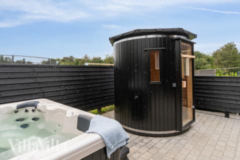 Det finns bubbelpool och 5 sovrum i lyxstuga nr 549.