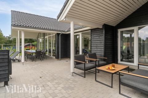 På terrassen i sommarhus nr 549 finns det plats för upp till 14 gäster.