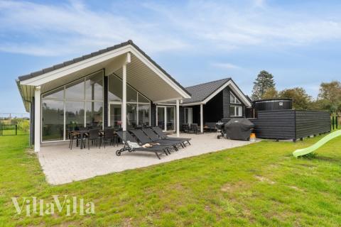 Lyxstuga nr 549 har en härlig terrass med sköna trädgårdsmöbler för 14 personer.