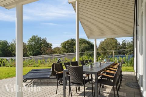 Njut av en grillkväll på terrassen i lyxstuga nr 549 i Nordsjälland