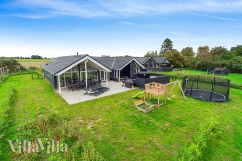 Den praktfulla poolstugan nr 549 med plats för 14 personer ligger i Nordsjälland