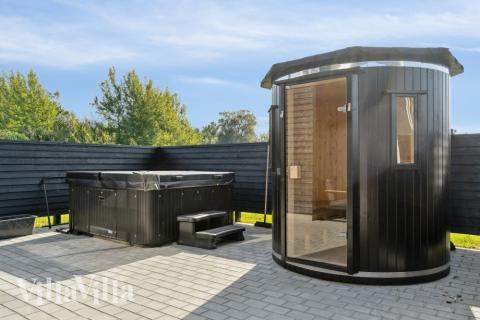 Lyxstuga nr 549 erbjuder bland annat ett härligt spabad