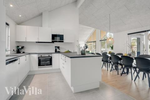 Köket i lyxstuga nr 540 är utrustat så att ni kan laga mat till 14 personer.