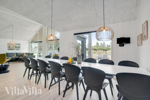 Vardagsrummet i lyxstuga nr. 540 har plats för 14 personer.