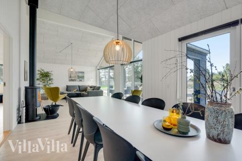 Det stora ljusa vardagsrummet i lyxstuga nr 540 för 14.