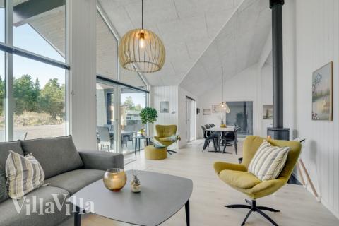 I soffhörnan i lyxstuga 540 i Vestjylland kan ni spela brädspel eller titta på film tillsammans.