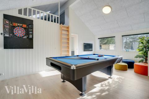 Lyxstuga 540 för 14 personer har ett stort aktivitetsrum med bl.a. biljard och dart