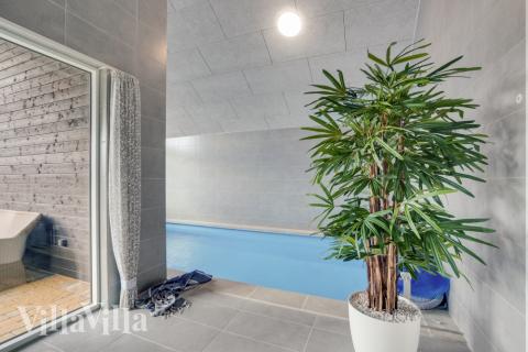 Sommarstuga 540 är inredd med en smakfull poolavdelning som har vattenrutschbana, ett stort inbyggt spapad och bastu