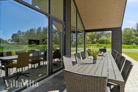 Njut av en grillkväll på terrassen i lyxstuga nr 540 i Vestjylland